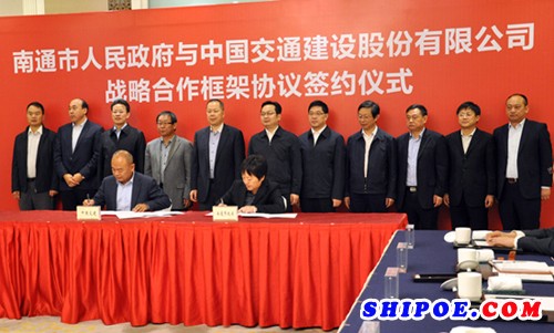 图为中国交建陈云副总裁与南通市副市长单晓鸣正在签约