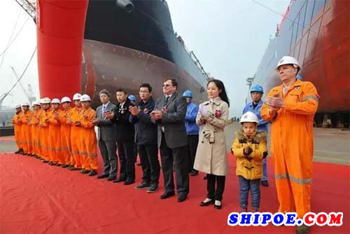 扬子江船厂首制29800吨大湖型自卸船命名下水