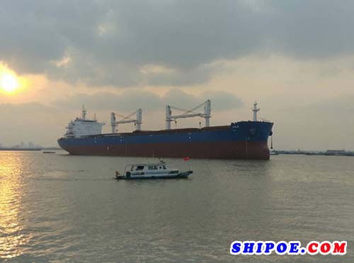 泰州口岸船舶6.4万吨散货船试航