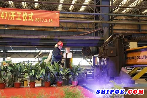 上海船厂两艘2500箱内贸集装箱船同时开工