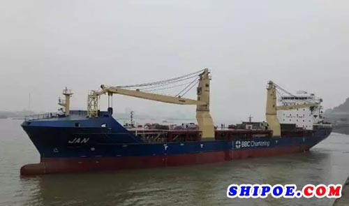 江州联合造船12500吨多用途重吊船顺利交付