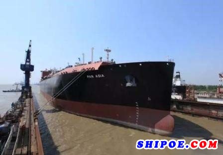 沪东中华造船PULNG项目首制船出坞