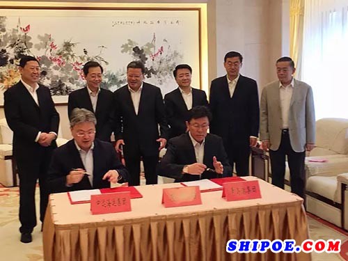 中远海运集团与青岛港集团签署战略合作协议及青岛港国际股权交割文件