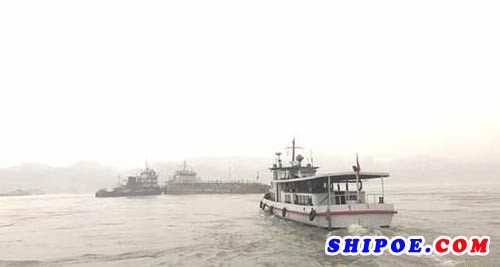 货船在长江水域触礁进水倾斜 10名船员均获救