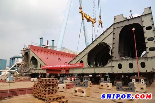 广东中远船务首制15000立方米耙吸式挖泥船上船台