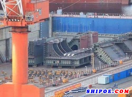 大连造船厂现疑似新航母分段 港媒猜开建第4艘航母
