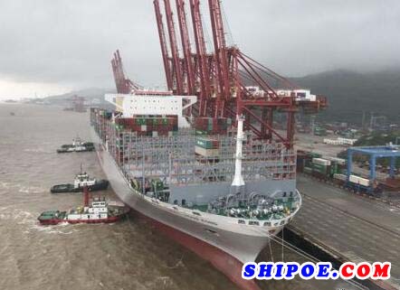 宁波舟山港迎来全球最大集装箱船