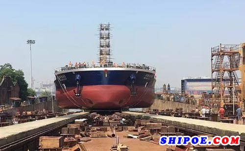 江东船厂5号9800吨船顺利下水
