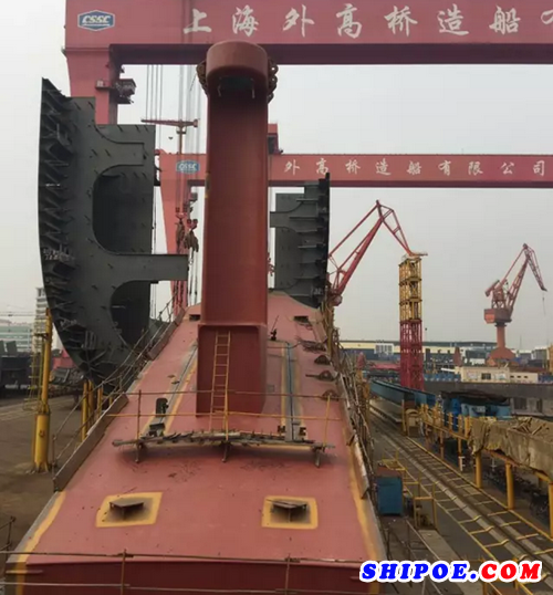 外高桥40万吨 VLOC首制船最大吨位分段顺利完成大组