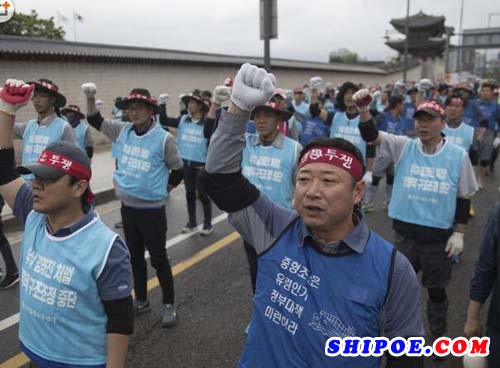 韩国船厂工人跪拜