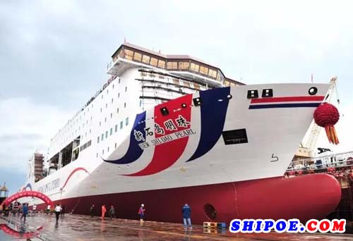 黄海造船1200客位/1680米车道大型豪华客滚船下水