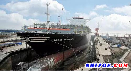 　　2017年1-6月份修船市场亮点 　　1、中远海运重工圆满完成“海洋赞礼”号在舟山中远船务的应急维修，这是中国船厂承修的最大规格的豪华邮轮。 　　2、舟山太平洋海工已完成6艘40万吨VLOC进厂进坞，标志着中国修船业已经具备修理超大型船舶的条件。 　　3、修船行业组织坚持抓住“白红绿”（新国标、新红本和新技术），探索行业管理的深化改革，得到企业与政府的好评。 　　2017年1-6月份修船市场突出问题 　　1、SPCC（占全行业灵便型及以上船舶修理能力的80%）全部16家成员单位完成艘数同比增量27.6%以上，行业船坞利用率从70%升至95%，但修船产值增长仅为1.5%，这反映出：（1）低价竞争仍是当前修船市场的突出问题；（2）接单仍以船舶数量为主，产品结构提升不大。产生这种现象的原因也与单船工程量减少及改装船项目减少有关。 　　2、造船产能向修船的转移、部分新厂区的投产、一些企业重组或整顿、修船“僵尸企业”的复活等投资的增加和资源的调配，导致2017年修船市场的产能有一定幅度的增加，有的接单经营已经形成规模，对现有修船市场有一定的冲击。由此也反映出土地、岸线、海关、海事、环保等主管机构在一些地方和区域内，应对低端产能过剩方面的力度不够。 　　下半年市场预测 　　首先，供给侧国内修船产能过剩甚至还在扩张，而今年需求侧待修船舶虽然增长，船坞利用率也大幅上升，但市场还没有达到供需平衡点，修船价格无明显上升迹象。 　　其次，压载水处理、尾气脱硫等公约性的要求带来的市场波动预计不会太大，下半年我国修船仍将以船舶证书到期为主因的常规进坞维护修理为主。 　　再次，2017年下半年修船艘数预测将同比增长回落，而应对修船产值同比负增长的挑战，将成为行业和各主要修船企业的艰巨任务。 　　总之，基于航运市场基本面没有明显好转，行业组织对2017年下半年的修船市场持谨慎乐观的态度。