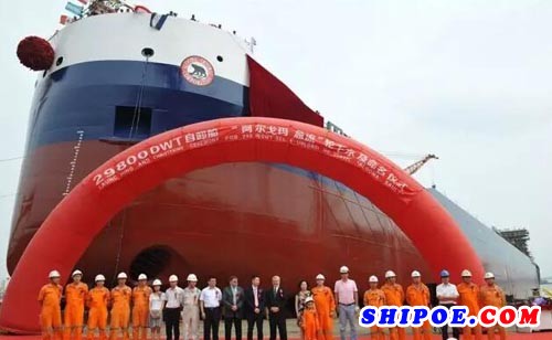 扬子江船业一艘29800吨大湖型自卸船下水
