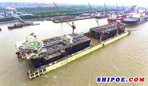 上海船务和启东中远海工协作完成P70 FPSO海工项目合拢出坞节点