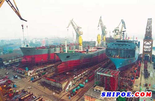 上个世纪90年代初，广船国际船台区繁忙的生产景象