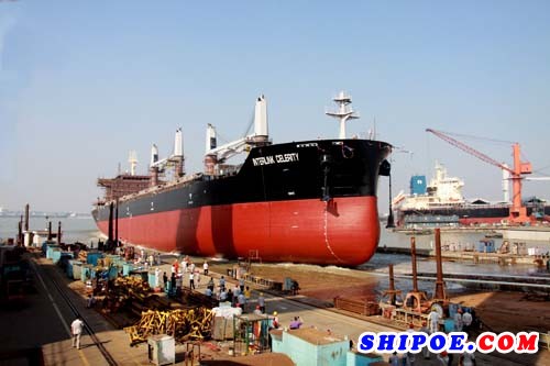 口岸船舶3.8万吨散货船（TK1022)命名下水