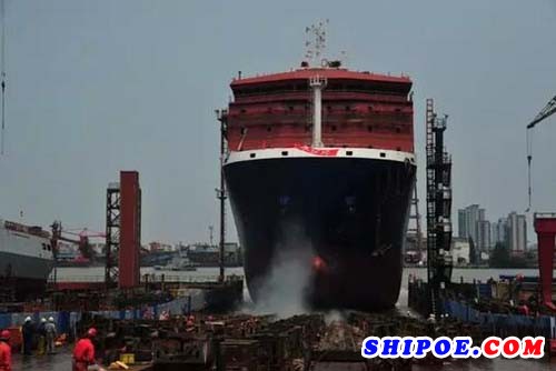 沪东中华造船13000吨重吊船2号船提前37天下水