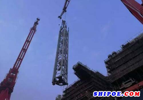 沪东中华造船APLNG项目6号船4号液货舱泵塔顺利吊装