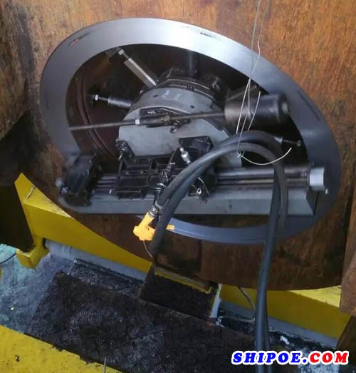 “通恒”轮进坞拆检溢流筒液压缸时发现左溢流筒点蚀很深需对液压缸进行镀铁镀铬