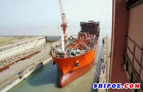 新乐造船13200吨双相不锈钢化学品1号船顺利出坞下水
