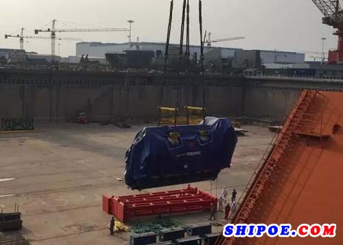 江苏招商重工CMHI-188(LNG)项目主机吊装顺利完成
