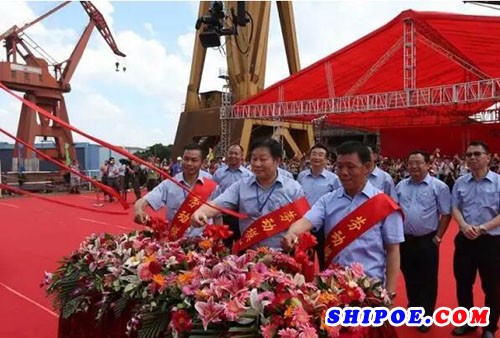 船頭上有一瓶香檳酒，這是為打香檳而準(zhǔn)備的，也叫“擲瓶禮”。