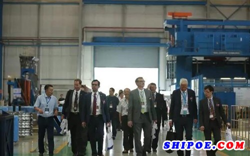 各界嘉宾参观了中国船柴青柴公司机加厂和总装厂生产现场