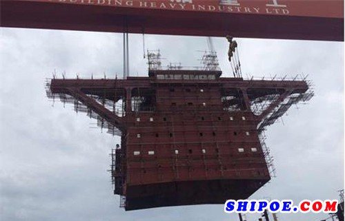 口岸船舶20.8万吨散货船（TC0405）生活室成功整体吊装