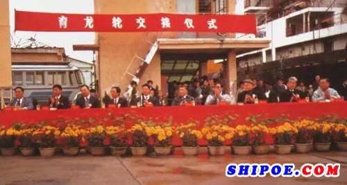 1989年1月14日，时任广东省副省长张高丽、交通部部长钱永昌、中国船舶工业总公司副总经理黄平涛参加“育龙”轮交船仪式。