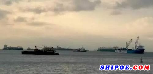 新加坡海峡发生一起油轮与疏浚船（挖泥等）碰撞的事故