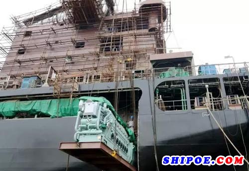 金陵船厂25000吨双燃料杂货船发电机通过舷侧外板开孔进舱