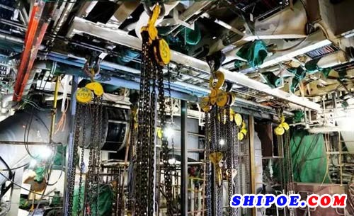 金陵船厂25000吨双燃料杂货船现场安装诸多工装