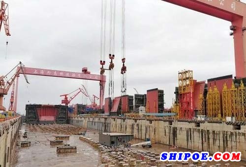 上海外高桥造船有限公司为中国矿运有限公司承建的第二条40万吨矿砂船（VLOC）