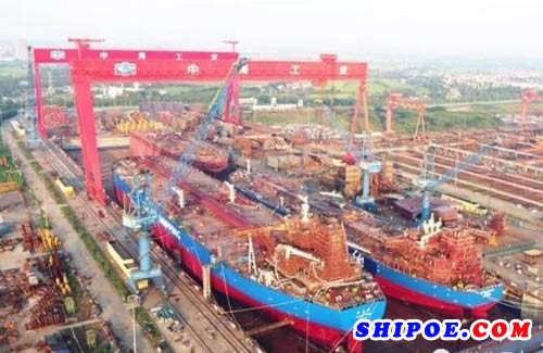 扬州重工首制VLCC和15.8万吨油轮按计划同日顺利下水