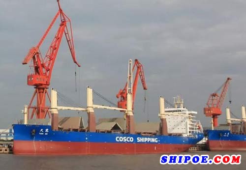 上海船厂36000吨重吊船首制船S1242轮