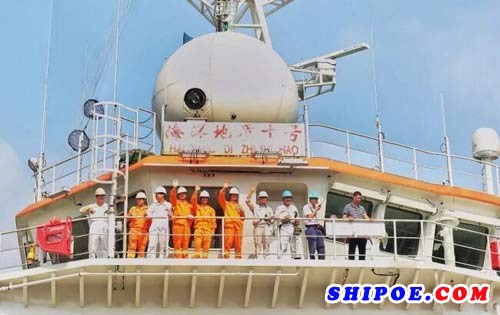 广东中远船务首制综合地质调查船“海洋地质十号”离开造船码头