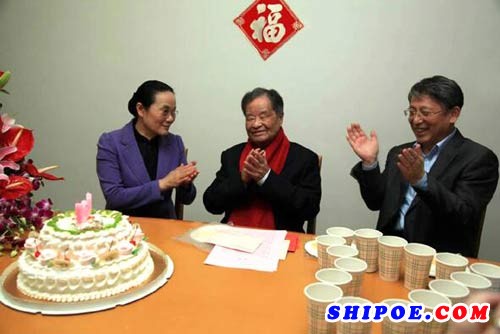 张卫刚代表船建全体师生恭祝杨院士百岁寿辰快乐