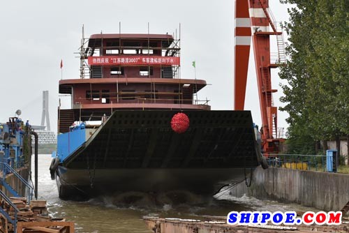 鎮(zhèn)江船廠順利下水車客渡船