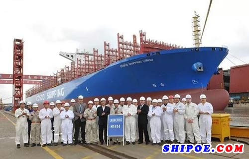 外高桥造船完成上海开埠以来最大箱位集装箱船和最大吨位超大型矿砂船出坞