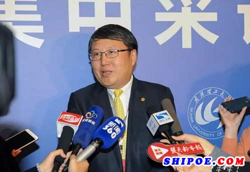 招商局集团副总经理王崔军代表集团接受了新闻媒体的集中采访。