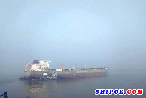 青山船厂一艘64000散货船离厂
