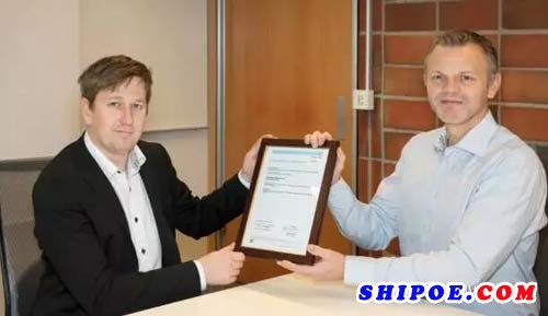 DNV GL海事首席工程师Knut Omberg（左）向Ko<em></em>ngsberg Maritime负责船舶互联和信息管理的产品顾问Roar Simensen（右）颁发新的型式认可证书。