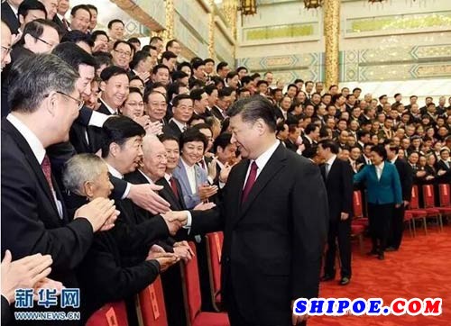 93岁的黄旭华站在代表们中间，习近平握住他的手，请他坐到自己身旁