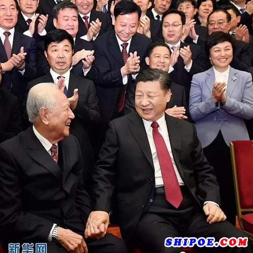 93岁的黄旭华站在代表们中间，习近平握住他的手，请他坐到自己身旁