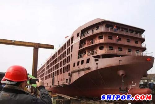 江東船廠第三艘1000車汽車滾裝船“長航江暢”號下水