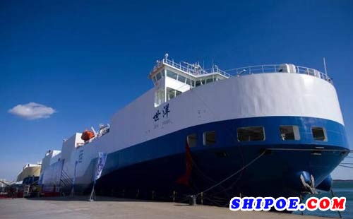 我国最大海进江型汽滚船“世洋”轮在大连港首航