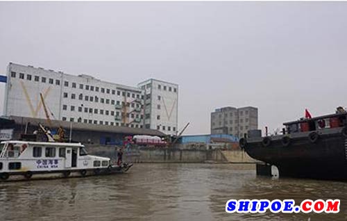 镇江市首艘LNG动力改造船在丹阳下水