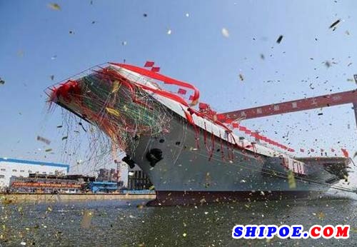 大連造船廠目前正在建造1艘國產(chǎn)航空母艦、3艘052D型驅(qū)逐艦和2艘055型萬噸級驅(qū)逐艦