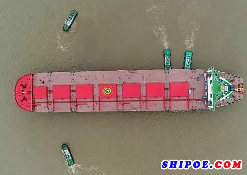 外高桥造船为中远海运集团旗下中国矿运有限公司承建的40万吨超大型矿砂船