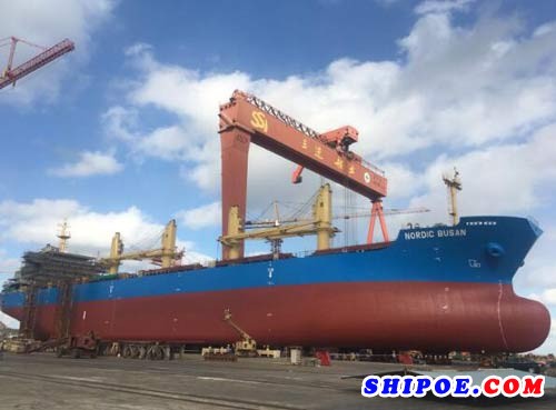 威海三进船业3.6万吨散货船H1054成功下水